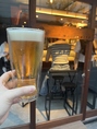 開放的な空気の中で冷たいビールを味わえる屋外のスペースを完備しております。天気の良い日や心地よい夜風が吹く時間帯には、外のテーブル席で自慢の創作餃子を片手に乾杯するのがおすすめ。横丁の賑やかな雰囲気を感じながら、カジュアルに美味しいお酒とお食事をゆっくりとお愉しみいただけます。