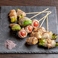 食べ放題プランには、定番の焼き鳥はもちろん、創作串や野菜巻き串も含まれています。多彩なメニューを好きなだけ楽しめるので、満足度が非常に高いプランです。