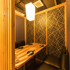 【小人数テーブル】 光と影が織り成す上質空間。大人の時間をゆったり堪能できる空間をご用意！2名～6名の少人数様向けのテーブル席などゆったりと優雅なお時間をお過ごし頂けるこちらのお席は、デートをワンランク上の仕上がりに！サプライズ演出できるプレートもご用意しております※一部の席を他店舗と共有しております