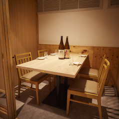 店内は、職人の技を間近に楽しめるカウンター席や、グループで使えるテーブル席など、利用シーンに合わせて選べるレイアウト。料理だけでなく、空間の設えにもこだわりが詰まっています。