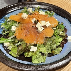 スモークサーモンとクリームチーズのサラダ