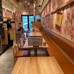 少し奥まったソファーのBOX席もございます★周りを気にせずゆったり過ごせるので、ちょっとした打ち合わせや親しい方とのおしゃべりにも最適です♪