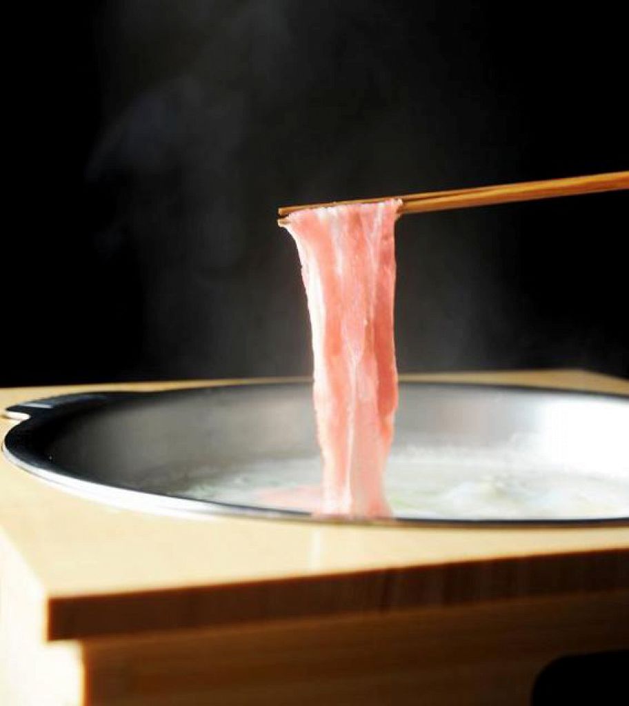 温泉水と自家製くずし豆冨を合わせた豆乳だし、良質の豚肉と旬のお野菜を自慢のつゆでどうぞ。