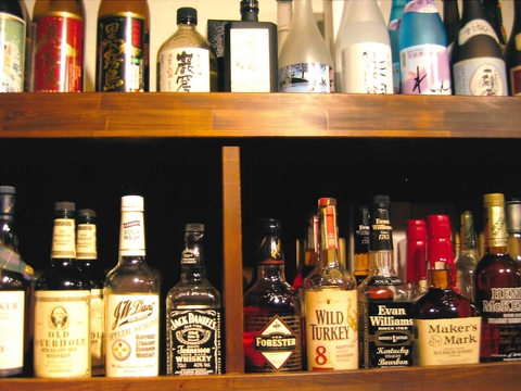 20種類以上の豊富なウイスキーを美味しいつまみと共に楽しめる落ち着いた居酒屋。