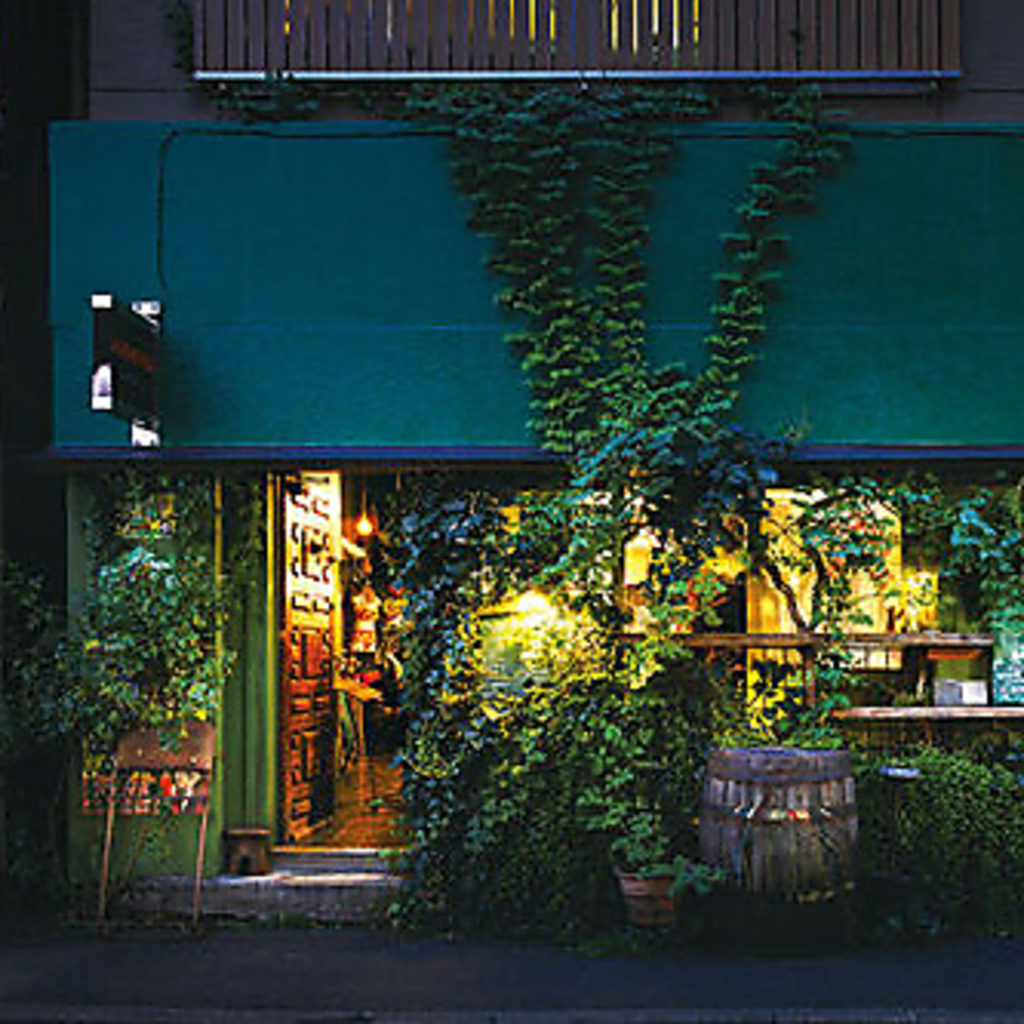 物語の中に出てくるかのような幻想的でオシャレな雰囲気が漂います◎大人の隠れ家酒場へようこそ♪