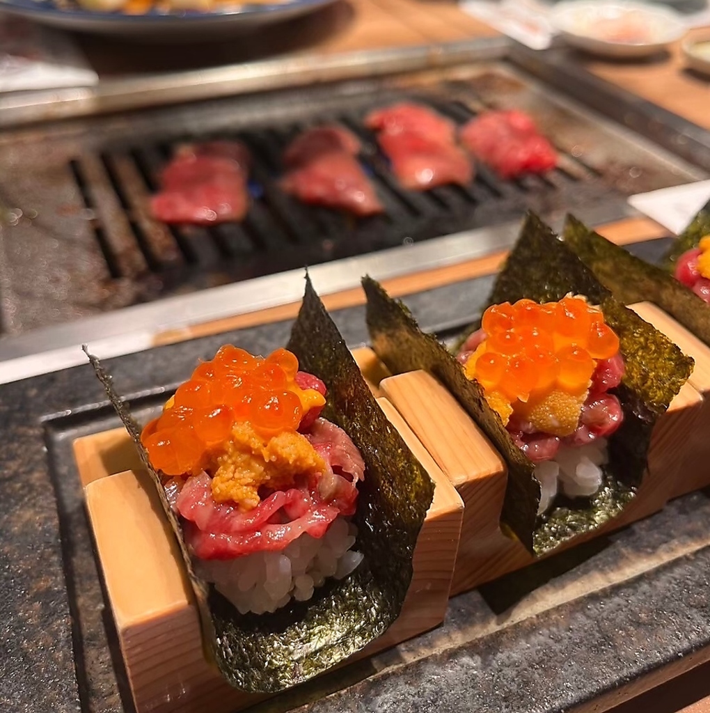 手巻き肉寿司（うにといくら）も堪能いただけます♪