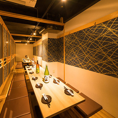 【大人数プライベート個室】10～30名様でもゆったりとお座りいただけるテーブル個室。大切なお客様を迎えての接待やビジネス仲間との会食、お仕事仲間との飲み会や宴会はもちろん、ご家族・親族でのお食事などにもご利用ください。ご宴会は飲み放題付が断然おトク。ゆったり大切な時間を価値あるものを♪