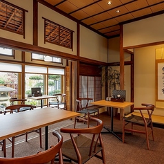 ランチや会社帰り・友人会などにも使いやすいテーブル席をご用意しております。※画像は系列店です。