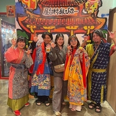 【お客様との素敵な時間】当店に遊びに来てくれたお客様との記念撮影◎沖縄の夜を心ゆくまでお楽しみいただけたようで、店員一同とても嬉しく思います。またのお越しをお待ちしております!