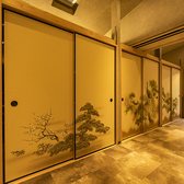 【洗練された和の意匠】都会の夜景を背景に、趣のある盆栽(ぼんさい)が佇む。和モダンな空間にさりげなく飾られた「和」のディテールが、非日常の上質な雰囲気を演出します。