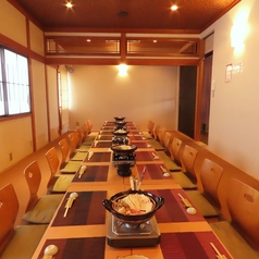 当店の2階席は、最大36名様まで収容可能な広々とした宴会スペース。会社行事、打ち上げ、同窓会など、皆様の顔が見渡せる一体感のある宴会が叶います。駅徒歩1分なので、大人数での移動もスムーズ。