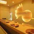 リニューアールした離れの１階は、京都・美山産の檜の一枚板のカウンター7席のみの隠れ家的な造り。