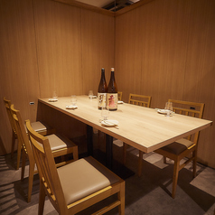 仕事帰りの一杯にも、会話を楽しみたいデートにも、気取らず過ごせる居心地の良さが魅力です。個室もあるので、プライベート感を大切にしたい方にもおすすめです。