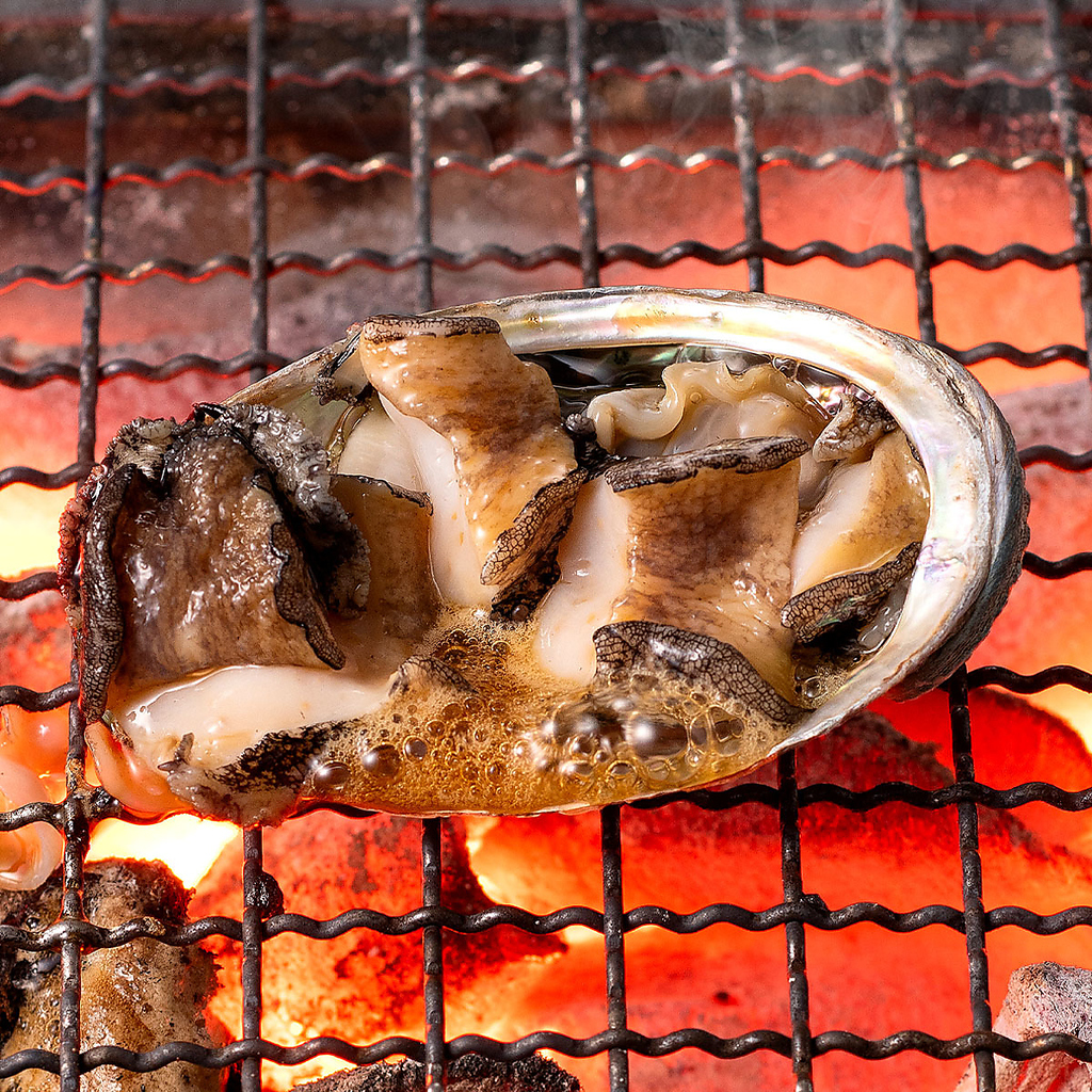 香ばしい香りはたまらなく極上です！！店内のいけすから揚がった豪快【浜焼き】ぜひご賞味あれ★