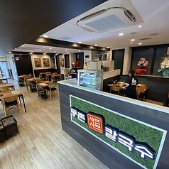 デートや友人との集まり、大切なイベントなど、幅広いニーズに応える空間が魅力です。大人数でも少人数でもレイアウトを変えやすく、さまざまなシーンにフィットします。貸切ももちろん可能です！駅に近く、友達と気軽に集まれる立地もポイント。おしゃれな雰囲気の中で、特別な体験を思い出に残していきましょう。