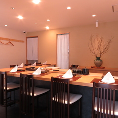 静謐なカウンターは、大人の贅沢を満喫するのに最適です。