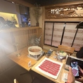 【3～4名様テーブル席】テーブルの上にはロースター付き！焼肉の煙を直接吸い取ることで匂いを最小限に抑えます◎お気に入りの服を着ていきたい、デート・プチ同窓会・女子会などでのご利用にも好評です！