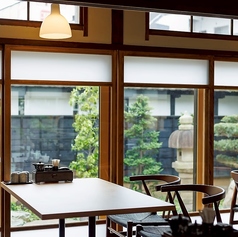 テーブル席。居心地の良い和モダン空間です。※画像は系列店です。