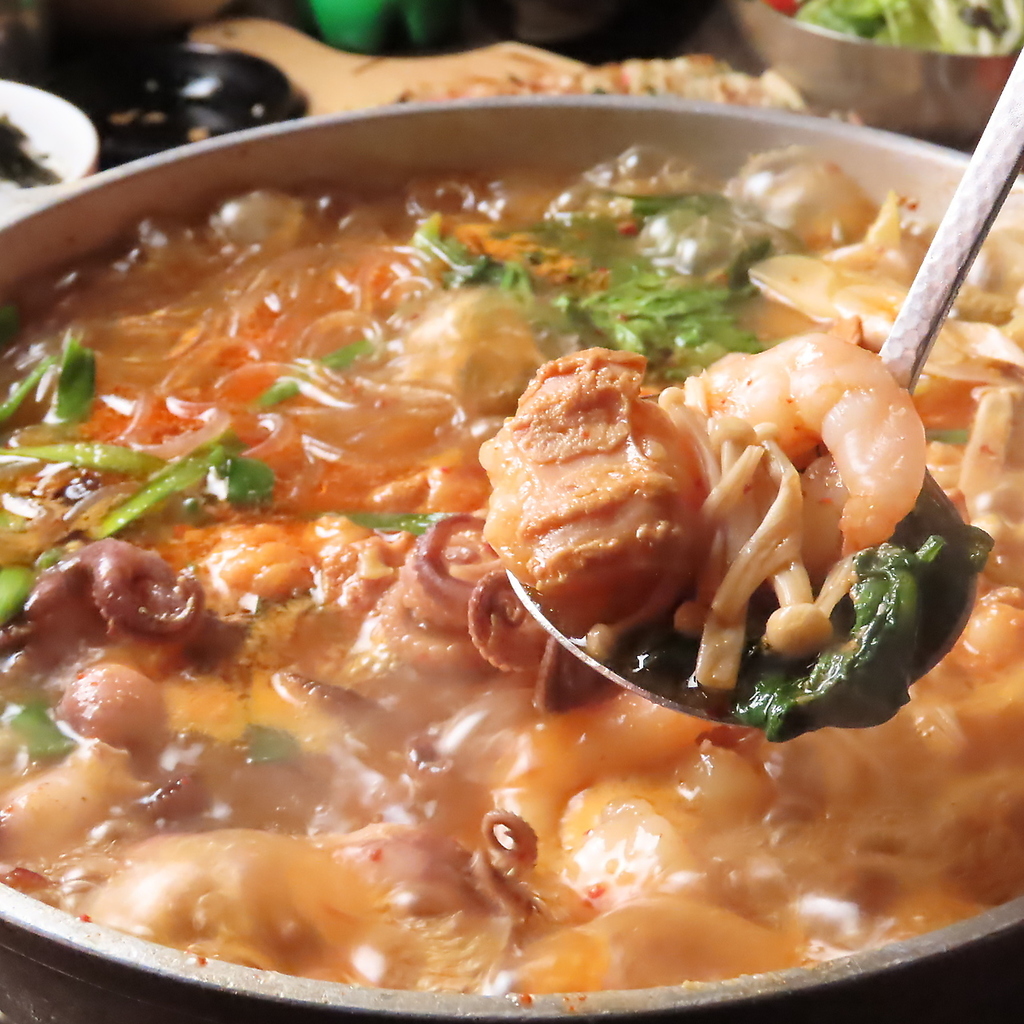 今最も話題のナッコプセ！たこ、ホルモン、海老の旨みが滲み出た旨辛い鍋を是非ご賞味下さい！