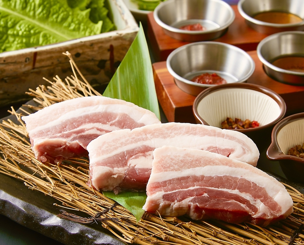 ヘルシーな野菜で包んで食べる『宮廷サムギョプサル』♪当店イチオシです！！