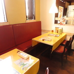 ゆっくりと寛ぎながらお食事をお楽しみいただけるソファー席をご用意◎気の合う仲間や女子会にお勧め