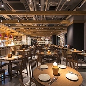 【プロジェクター・マイクも完備】貸切も人数に合わせてご相談ください。プロジェクター・マイクのご用意もございますので、カジュアルなパーティからウエディング二次会などにご利用いただけます。最大着席80名、立食200名迄収容可能。まずは店舗までお気軽にお問い合わせを。