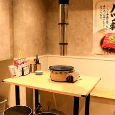 ご家族・ご友人とのお食事に！ロースター設置済みのゆったりとしたテーブル席です。