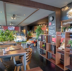 店内にはクラシックカーやミニカーが飾られ、まるでガレージカフェのような雰囲気を演出。ゆったりとした席配置で、ランチやカフェ利用はもちろん、仲間との語らいにもぴったりです。