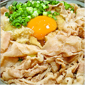 野らぼーといえば、まずは肉ぶっかけ！肉の旨味がうどんに絡まる！+70円で生卵つきにも。生卵を入れると濃厚でまろやかな味わいになります。こちらもおすすめ。リピーター続出の旨さです！【大手町 和食 居酒屋 うどん 天ぷら 女子会 宴会 郷土料理 飲み放題 日本酒 ハイボール 創作料理 東京】