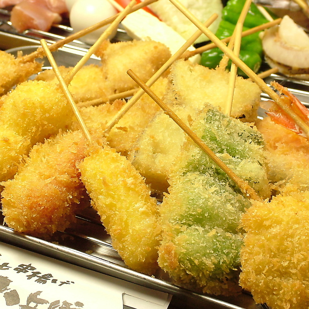 自慢の串揚げは必食の価値アリ！揚げたてのアツアツをソースにつけて召し上がれ♪