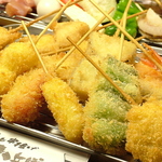 自慢の串揚げは必食の価値アリ！揚げたてのアツアツをソースにつけて召し上がれ♪