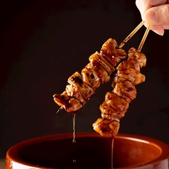 【創業以来の味】鶏の出汁を丁寧に煮出し甘辛く奥深い味わいに仕上げた自家製だれ