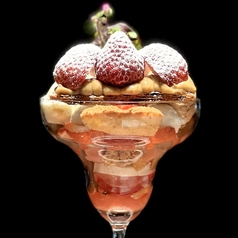 季節のパフェ1月　パルフェ・フレーズ・ロワイヤル / 贅沢な苺パフェ