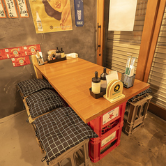 【1Fテーブル席:2名様×4卓(最大12名様の結合が可能)】