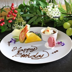 【旬のフルーツとアイスケーキを盛り付けた華やかさ♪】山科店オリジナルバースデープレート＜税込1980円＞の写真