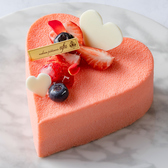 【アニバーサリーコースの選べるケーキ】ショッキングハート(12cm)…苺とシャンパンの2層のムースを淡いピンクホワイトチョコでコーティングした人気No.1ケーキです。