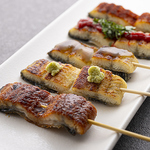 名物うなぎ串。うなぎ蒲焼串・鰻白醤油焼き串（わさび）・鰻白醤油焼き串（柚子胡椒タレ）ほか