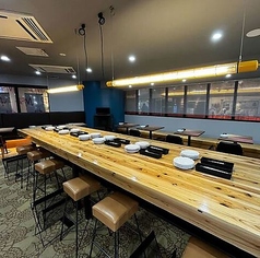 落ち着いた雰囲気のカウンター席で、一人でも気軽にお立ち寄りください。