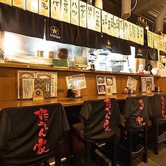 お一人様や少人数でのご利用に最適なカウンター席です。仕事帰りや帰宅途中にフラッと誰でも入りやすいアットホームな雰囲気が魅力！美味しい串焼きやドリンクを、気兼ねなくお楽しみいただけます。