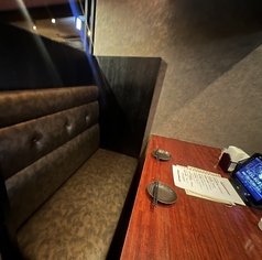 2名掛けソファのカウンター席はカップルに人気のお席♪落ち着いた大人の雰囲気はデートや語らいにも最適。肩を並べて楽しんで…