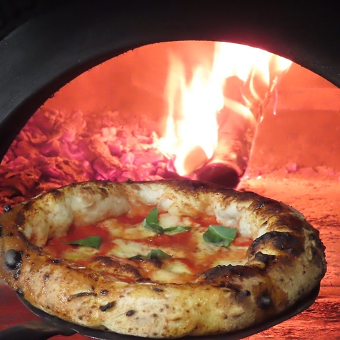 薪窯で焼く『ピッツァコンテンポラーネア』のフワッ、カリッ、もち～の驚きの触感を！