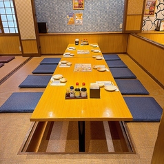 静けさと品格漂う掘りごたつ個室は、8名様までご利用可能。お客様との大切なお席や、少人数でのご宴会にふさわしい、落ち着きある空間をご用意しております。足元から温もりを感じながら、丁寧に仕上げた逸品料理をご堪能ください。