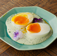 半熟卵のタルタル サルサヴェルデ緑