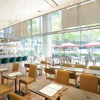 開放感溢れる店内でこだわり食材をつかった逸品をどうぞ