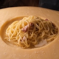 料理メニュー写真&nbsp;パルミジャーノチーズの半熟卵のカルボナーラ