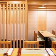 テーブル席はオープンタイプ1つと半個室タイプ1つ御用意しております。是非ご利用ください。（半個室席はお客様ご指定の場合、個室料としてお会計から別途5%加算させていただきます）