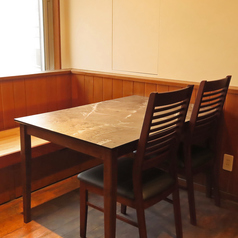 みんなでワイワイ楽しめる4名様テーブル席！料理を囲みながら自然と会話が弾む、ちょうどいい広さ。少人数の宴会にもぴったりです♪