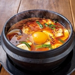 卵が入ったチゲスンドゥブで身も心もぽかぽかに♪スープの温かさにとろりとした卵の相性は抜群です！