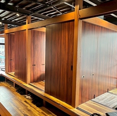 少人数様から利用可能な完全個室完備！≪宴会≫≪接待≫≪女子会≫など様々なシーンでご利用いただける掘り炬燵個室のお部屋をご用意しております。　最大28名様まで完全個室でご利用可能ですので、周りを気にすることなく最高のお時間をお過ごし下さい。※個室はコース利用時のみご予約可能となります。