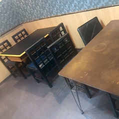 店内には4名掛けのテーブル席を2卓ご用意しております。背もたれ付きの意で結ったりと お過ごしいただける落ち着いた空間は、ご家族やご友人とのお食事、ちょっとした集まりにも最適です。和の趣を感じる静かな雰囲気の中で、会話を楽しみながら、旬の海鮮や季節の料理を心ゆくまでご堪能下さい。